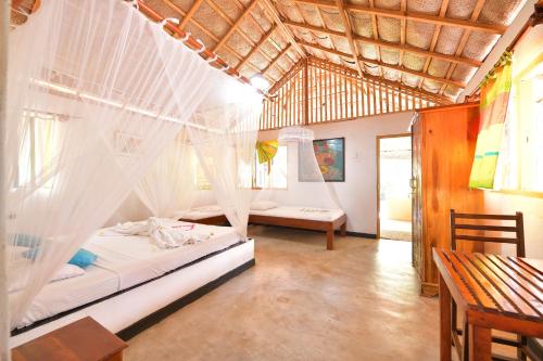 Postel nebo postele na pokoji v ubytování De Silva Wind Resort Kalpitiya - Kitesurfing School Sri Lanka
