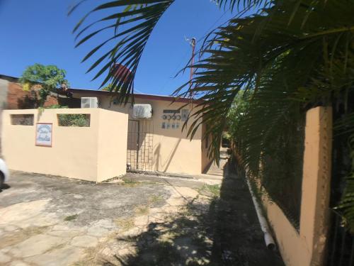 ein Gebäude mit einer Palme davor in der Unterkunft Apartamentos Doña Amelia in Chitré