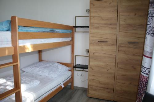 1 Schlafzimmer mit 2 Etagenbetten und einem Schrank in der Unterkunft Ferienwohnung Palme in Trofaiach