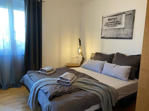 sypialnia z łóżkiem z ręcznikami w obiekcie Golf Residenz Längsee w mieście St. Georgen am Längsee
