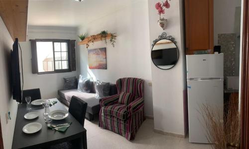 mały salon z kanapą i lodówką w obiekcie guajara-loft w mieście La Laguna