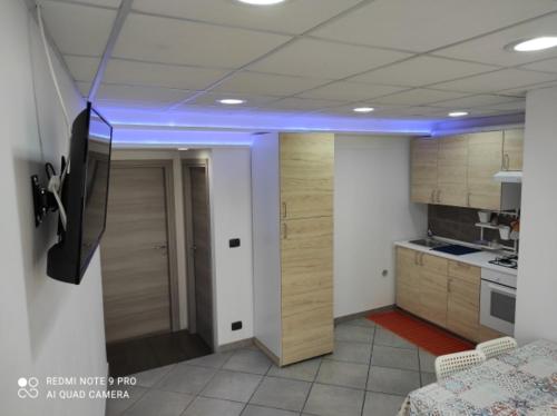 Zimmer mit einer Küche mit blauem Licht an der Decke in der Unterkunft La Casa di Miriam in Petralia Sottana
