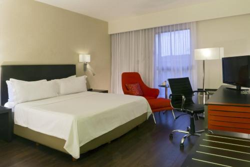 Postel nebo postele na pokoji v ubytování Fiesta Inn Leon