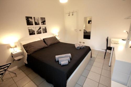 een slaapkamer met een groot bed en handdoeken bij Casa Bebe - adiacenze Policlinico e Universita' in Modena