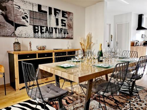 une salle à manger avec une table et des chaises en bois dans l'établissement Premier Chapitre - Design et charme de l'ancien en cœur de ville, à Saint-Brieuc