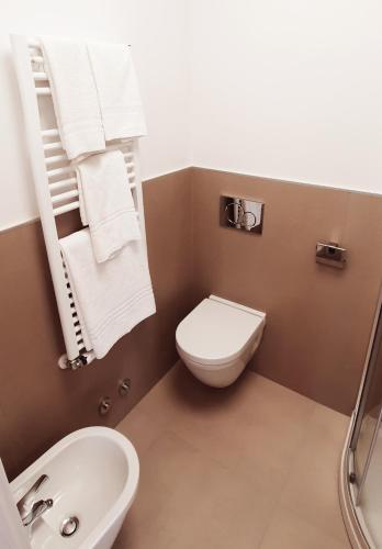 a bathroom with a toilet and a sink at Affittacamere L'Orto dei nonni in Levanto