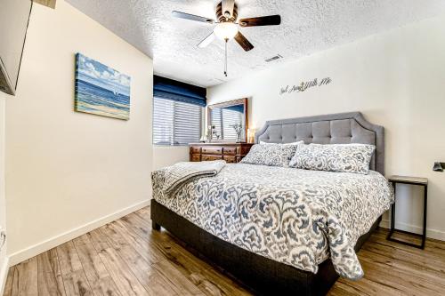 A bed or beds in a room at Harbor Village 14-Plex Condo 120