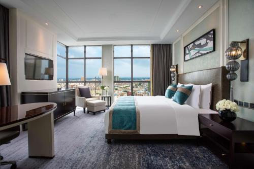 Un ou plusieurs lits dans un hébergement de l'établissement Ramada Plaza by Wyndham Wuhan Huangpi