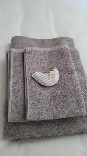 Una toalla con una cáscara encima. en Lo Scricciolo, en Rovereto