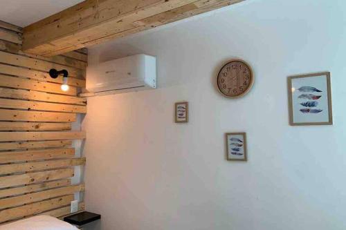 a bedroom with a wall with a clock on the wall at NUEVO Estudio en Playas Vicente Fox. ¡Excelente ubicación! in Boca del Río