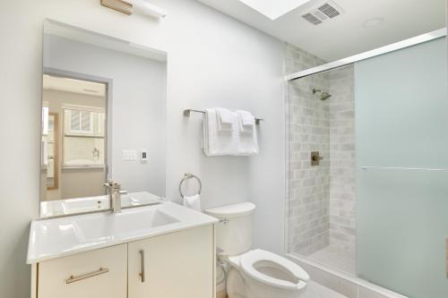 La salle de bains est pourvue d'un lavabo, de toilettes et d'une douche. dans l'établissement Sonder The Grace, à Alexandria