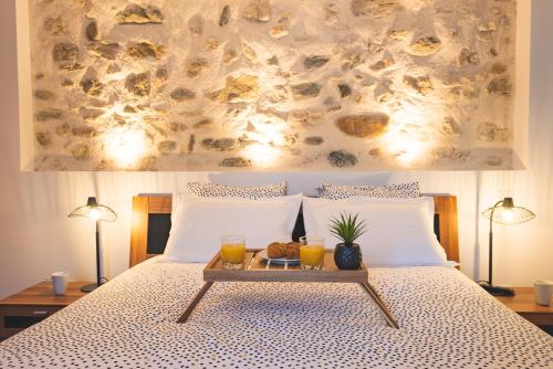 Un dormitorio con una cama con una bandeja de comida. en La Source d'Arbère en Divonne-les-Bains
