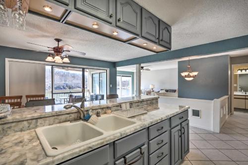 オーセージ・ビーチにあるWaterfront Condo with Community Perks in Osage Beachのキッチン(シンク2台、大きな窓付)