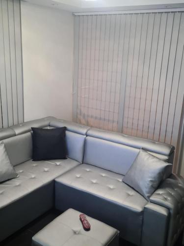 a living room with a blue couch with pillows at Cali Kamelia Bochalema in Cali