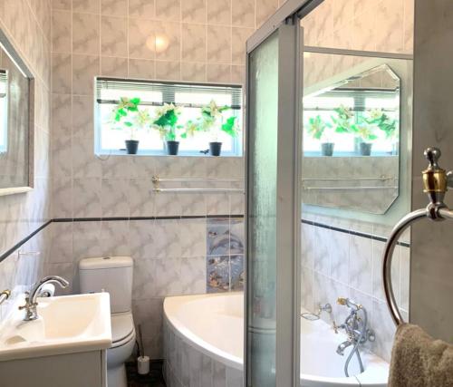 Ένα μπάνιο στο Sea view 2 bedroom home