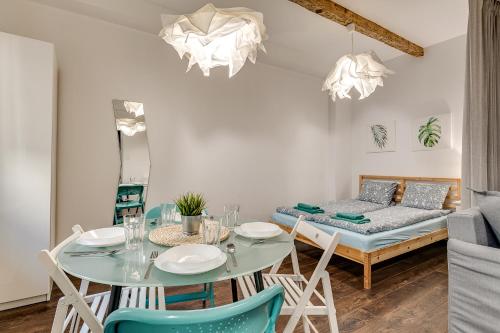 a dining room with a table and chairs and a couch at Apartament Szczęśliwa Trzynastka in Gliwice