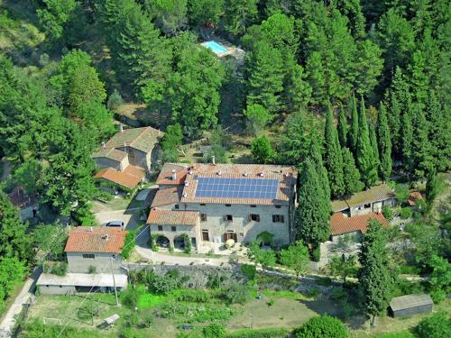 een luchtzicht op een groot huis met een dak bij Belvilla by OYO Flat in farmhouse with pool in Pian di Scò