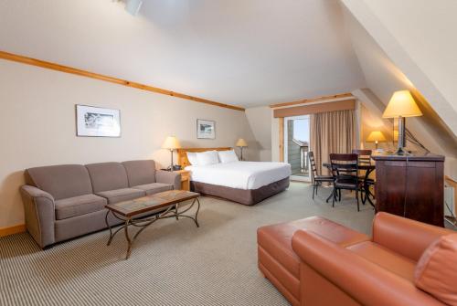 a hotel room with a bed and a couch at Schweitzer Mountain Resort Selkirk Lodge in Sandpoint