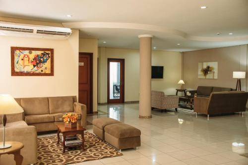 eine Lobby eines Hotels mit Sofas und Stühlen in der Unterkunft Hotel Caverá in Alegrete