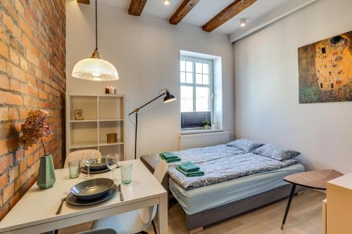 Ένα ή περισσότερα κρεβάτια σε δωμάτιο στο Apartament Z Widokiem Na Rynek