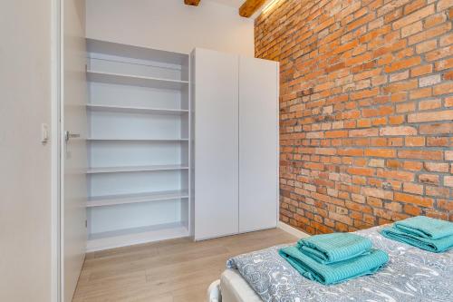 Ένα ή περισσότερα κρεβάτια σε δωμάτιο στο Apartament Z Widokiem Na Rynek