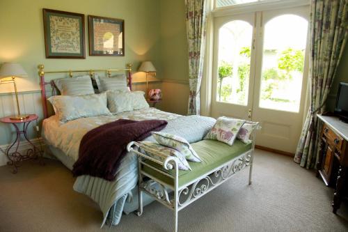 Lilac Rose Boutique Bed and Breakfast tesisinde bir odada yatak veya yataklar