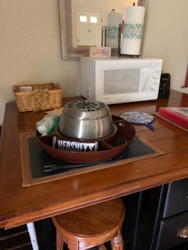 a kitchen counter with a pan on top of a microwave at Mountain Meadows Inn & Chalet Suites in Ashford