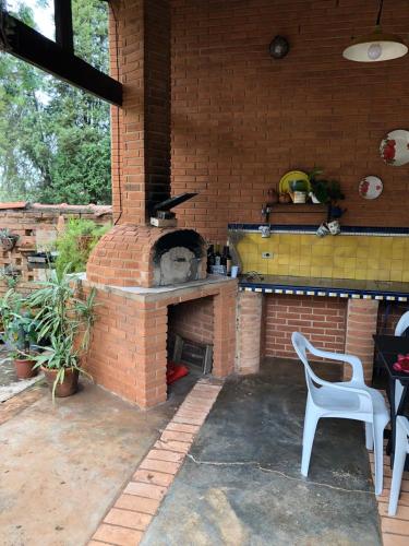 a brick outdoor kitchen with a brick oven at Casa De Campo Boituva in Boituva