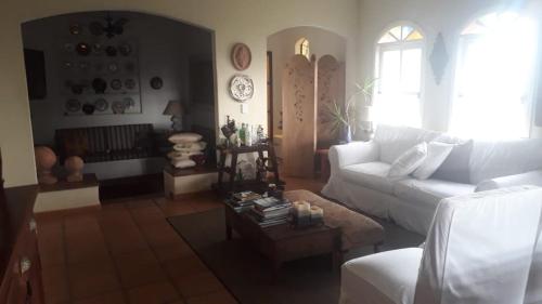 a living room with a white couch and a table at Casa De Campo Boituva in Boituva