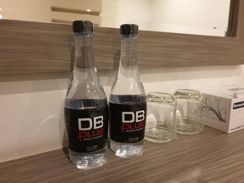 dos botellas de soda sentadas en un mostrador con gafas en DB Plus 2, en Ban O Pao