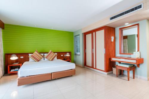 Una cama o camas en una habitación de Long Beach Cha-Am Hotel