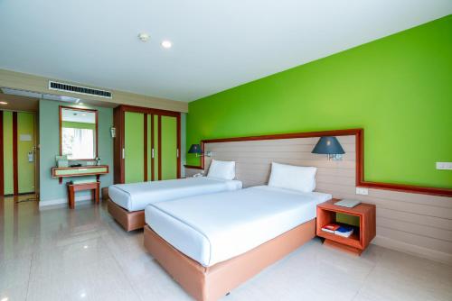 Una cama o camas en una habitación de Long Beach Cha-Am Hotel