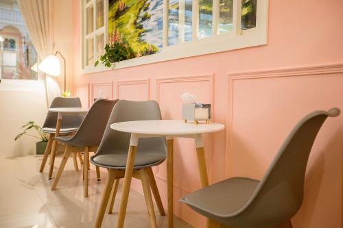 a group of chairs and a table in a room at Square B&B in Taitung City