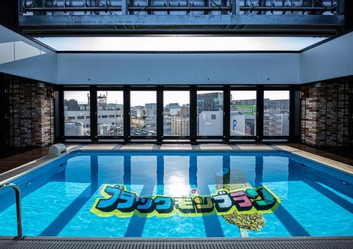 APA Hotel & Resort Hakata Ekihigashi في فوكوكا: مسبح مطل على مدينة