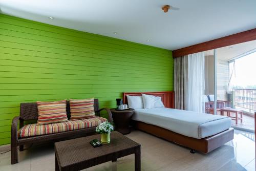 Una cama o camas en una habitación de Long Beach Cha-Am Hotel