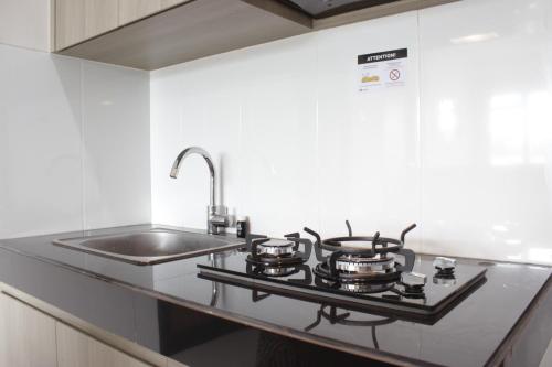 Kuchyň nebo kuchyňský kout v ubytování Homey 3BR Apartment at Gateway Pasteur near Exit Toll By Travelio