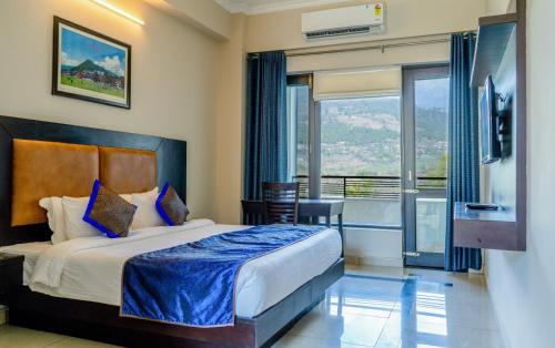 Postel nebo postele na pokoji v ubytování juSTa Palampur Resort & Convention Centre