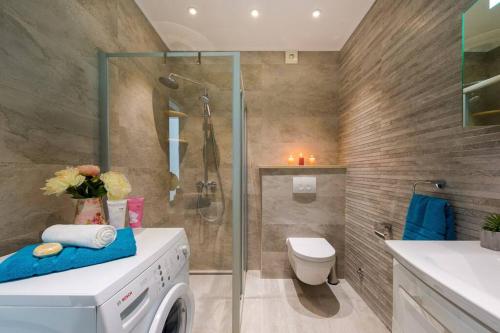 ein Badezimmer mit Dusche und Waschmaschine in der Unterkunft Lovely Lucia's house in Dubrovnik