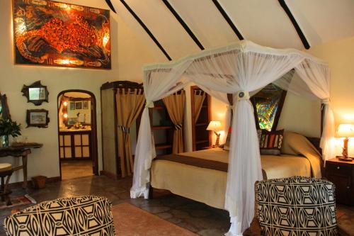 Una cama o camas en una habitación de Chui Lodge