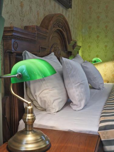 Ένα ή περισσότερα κρεβάτια σε δωμάτιο στο Hotel Sarmata Zespół Dworski