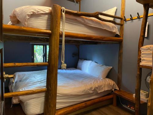 Двухъярусная кровать или двухъярусные кровати в номере Yue Lake Backpackers