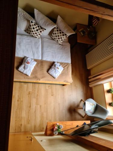 a small room with two bunk beds with pillows at Zur Goldenen Kartoffel in Prötzel