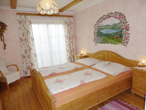 1 dormitorio con 2 camas y ventana en Sunnhof, en Oberhofen am Irrsee