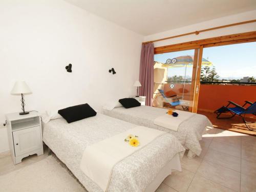 Tempat tidur dalam kamar di Apartamento Arcoiris, con piscina y junto a playa de Alcudia