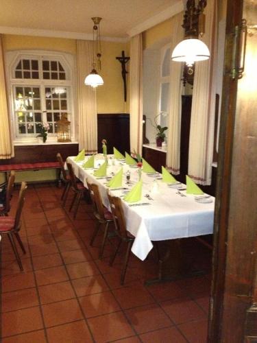 a long table with green napkins on top of it at Gasthof Russenbräu in Tiefenbach