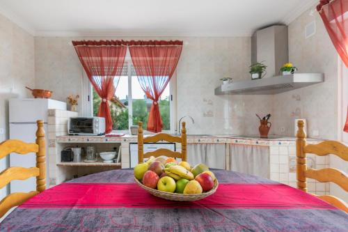 a bowl of fruit on a table in a kitchen at El Jardín de Alameda in Alameda del Valle