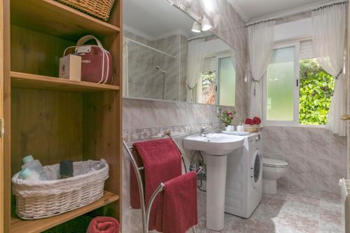 a bathroom with a sink and a washing machine at El Jardín de Alameda in Alameda del Valle