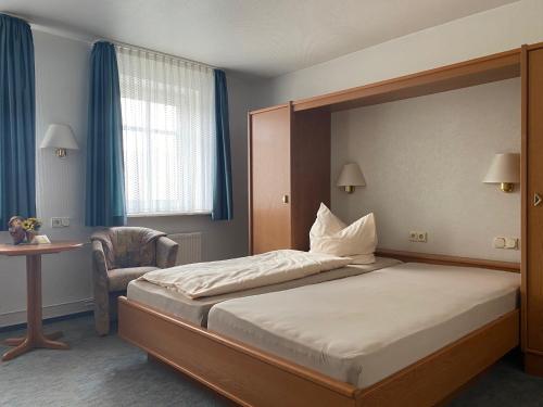 Postel nebo postele na pokoji v ubytování Meyers Gasthof