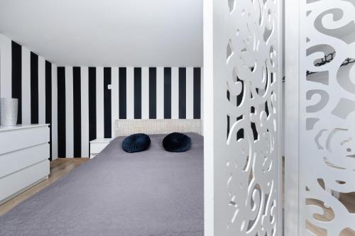 a bedroom with a bed with blue pillows on it at Krab in Rewal