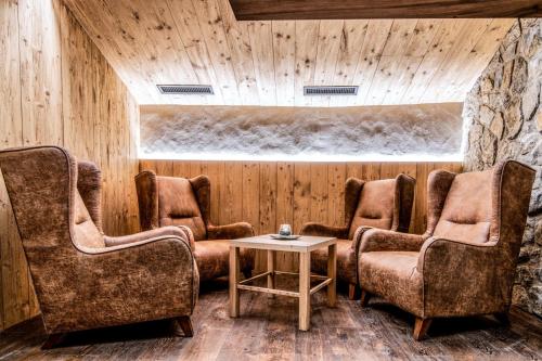 a waiting room with chairs and a table at Hotel Mondschein in Vipiteno